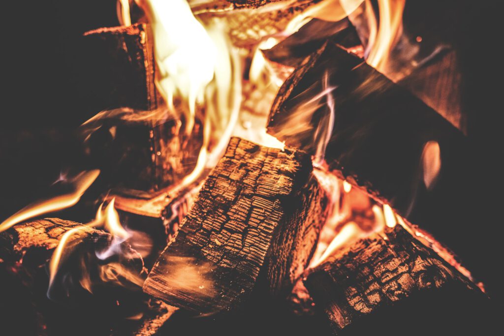 Brennholz das im Kamin brennt